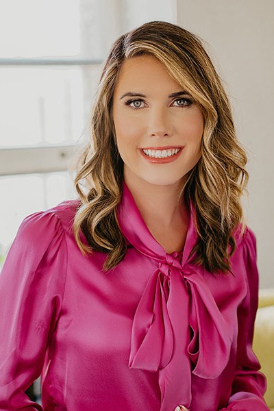 Laura-Cole headshot 2×3